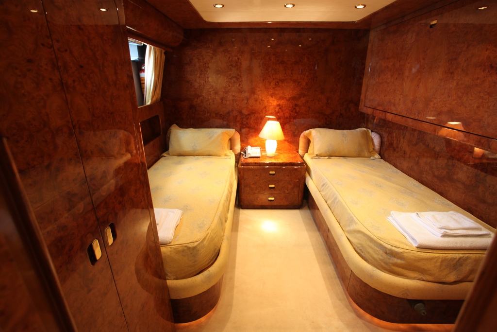 Motor yacht MOSKING - Twin with Pullman.jpg