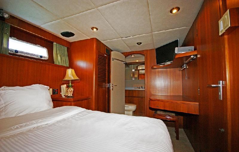 Motor yacht PIXEL -  Queen Cabin View to Ensuite.jpg