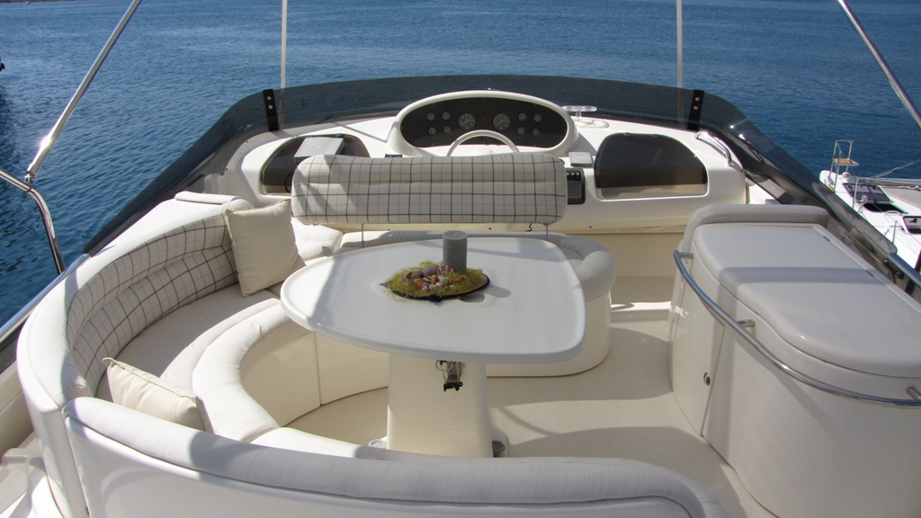 Motor yacht POSEIDON -  Flybridge Al Fresco Dining.jpg