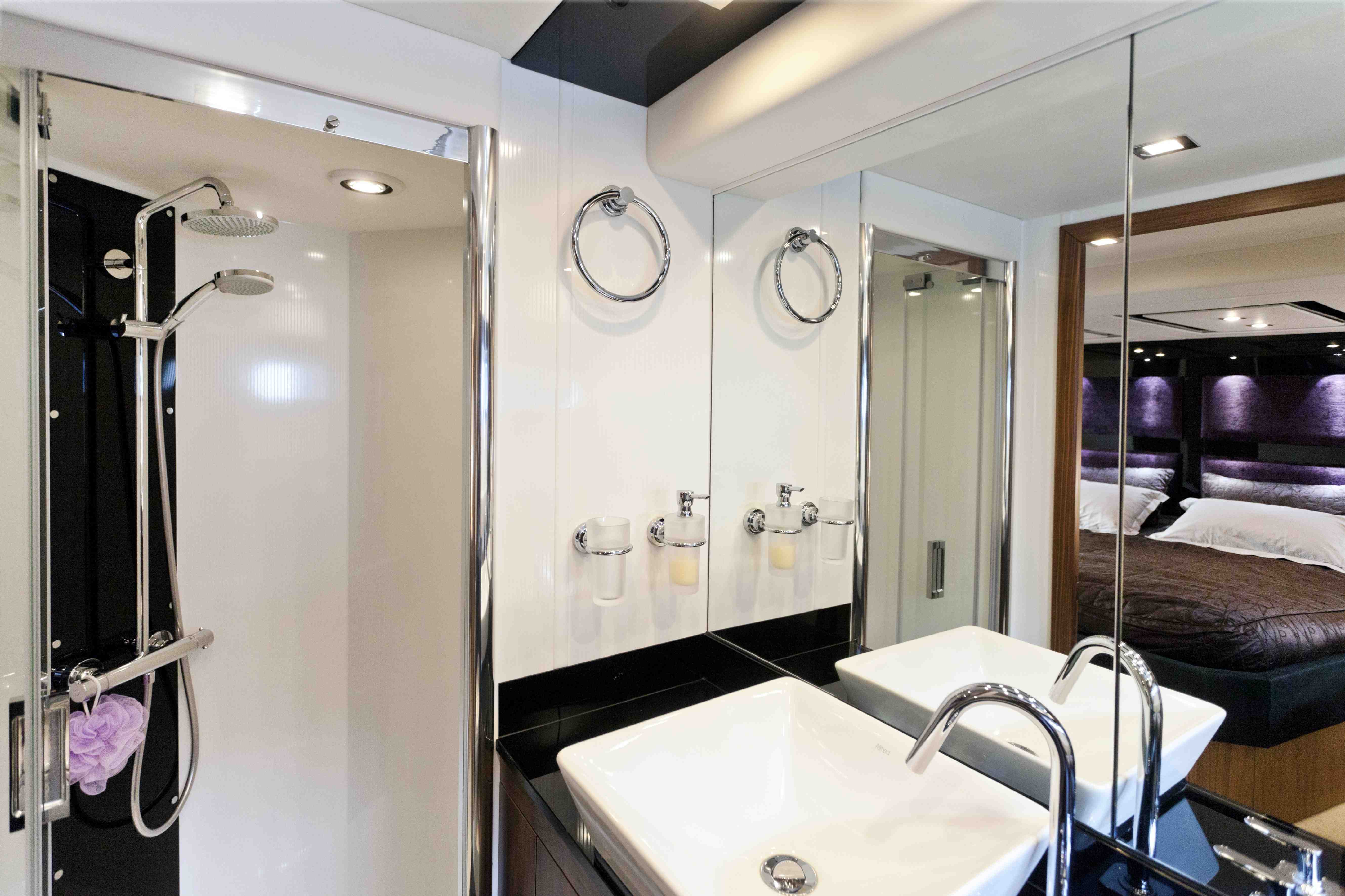 Motor yacht PULSAR - Ensuite.jpg
