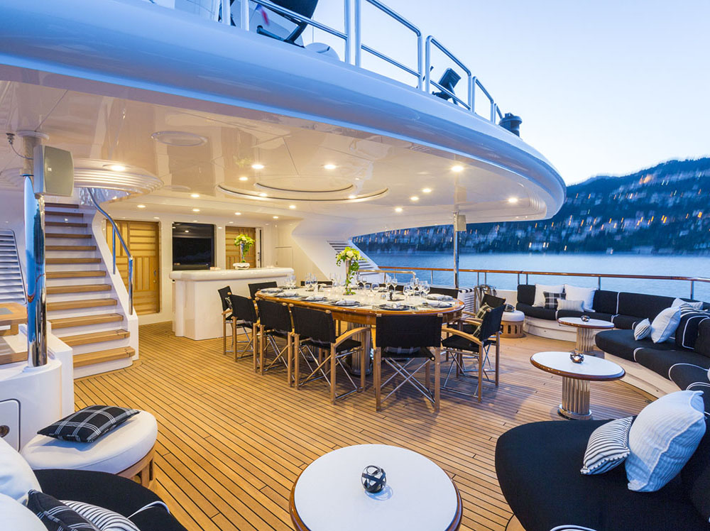 Motor yacht QM OF LONDON - bridgedeck aft.jpg