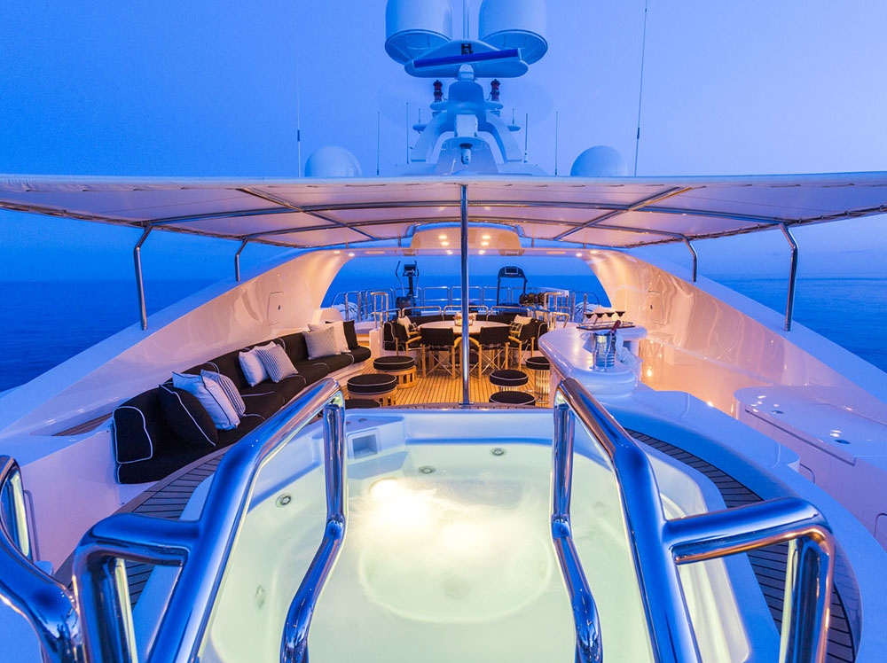 Motor yacht QM OF LONDON - sundeck jacuzzi.jpg