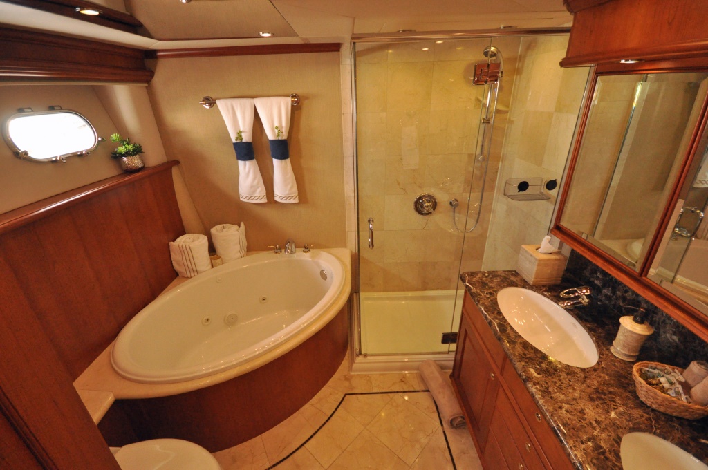 Motor yacht REFLECTIONS - Master Ensuite.JPG