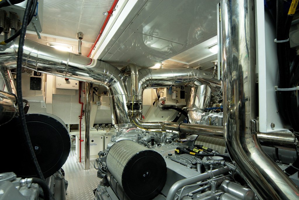 Motor yacht RG 512 -  Engine Room.jpg
