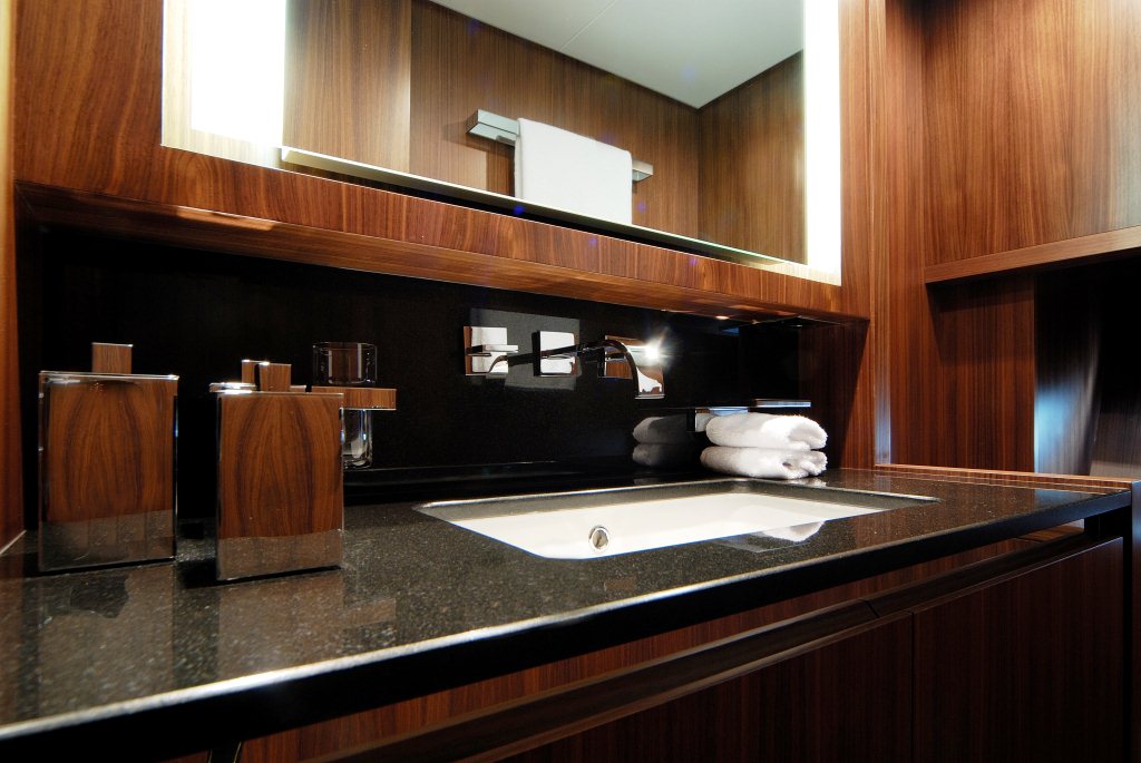 Motor yacht RG 512 -  Guest Ensuite.jpg