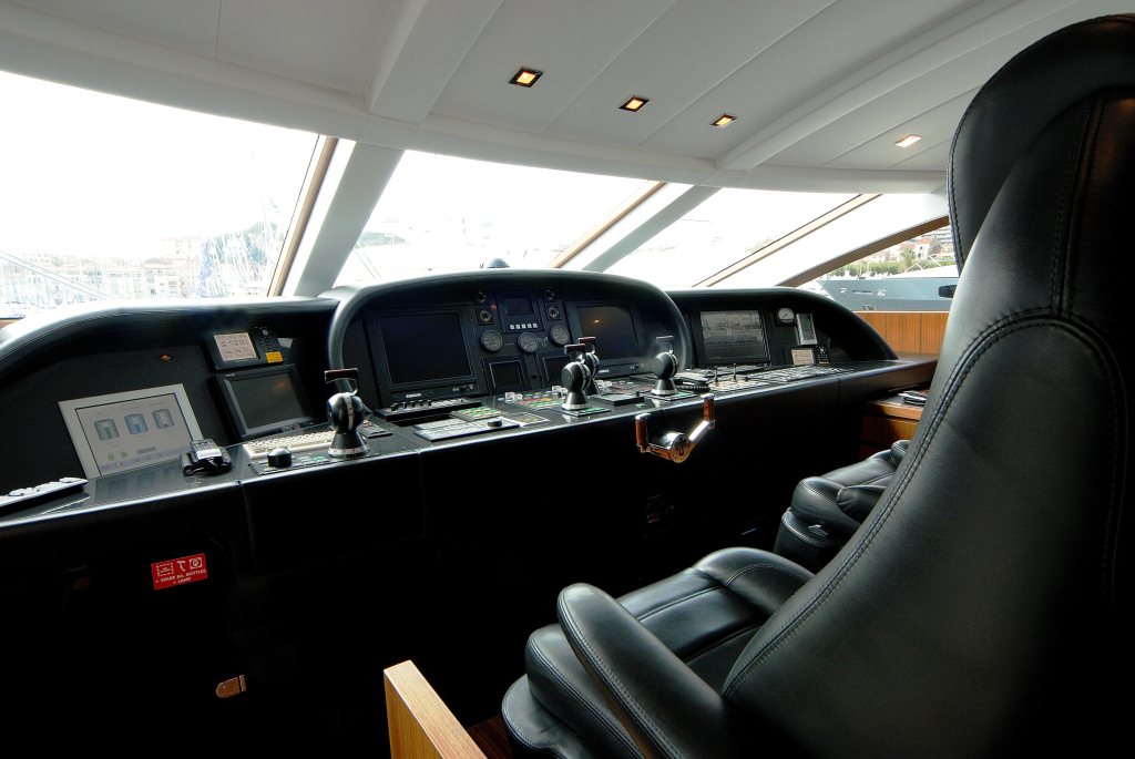 Motor yacht RG 512 -  Helm.jpg