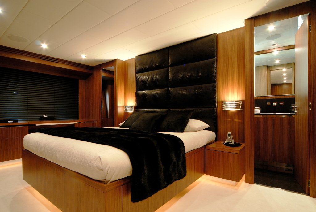 Motor yacht RG 512 -  Master Cabin.jpg