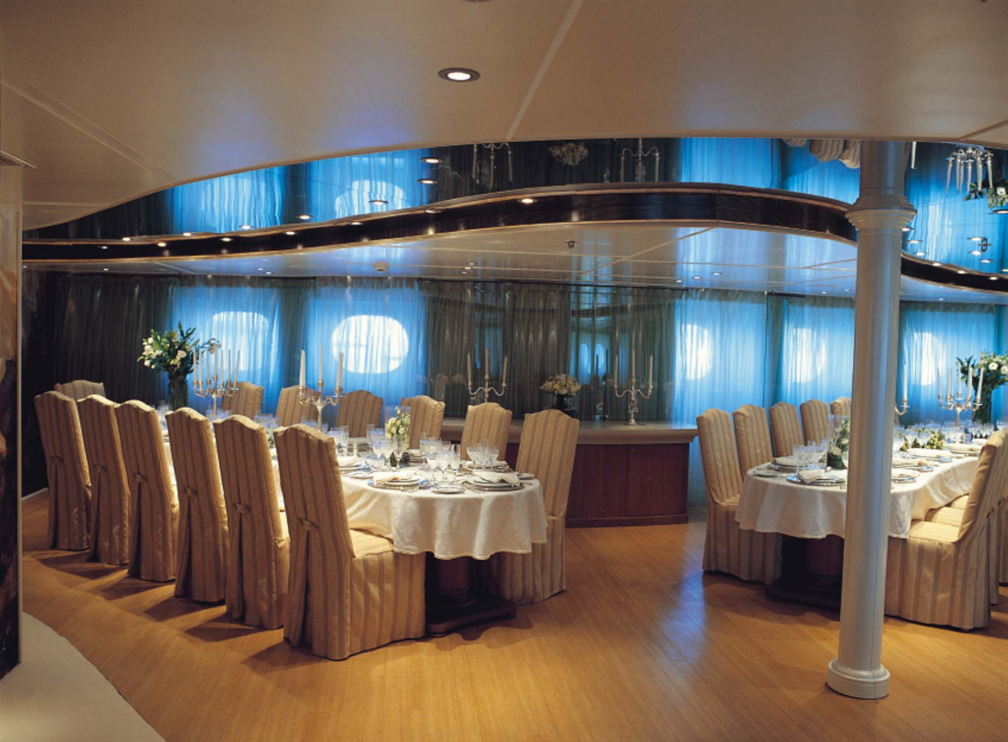 Motor yacht RM ELEGANT  - INTERIOR DINNING.jpg