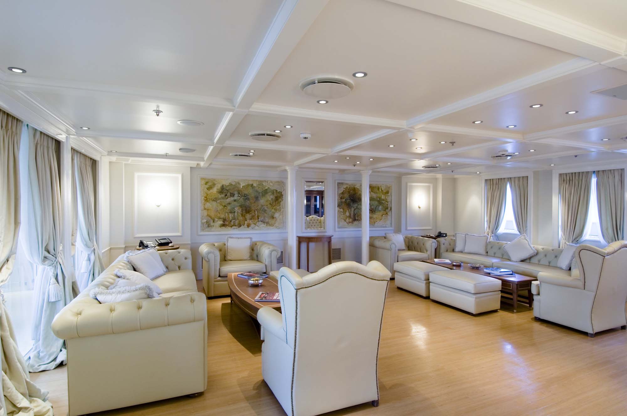 Motor yacht RM ELEGANT  - Owners Saloon.JPG