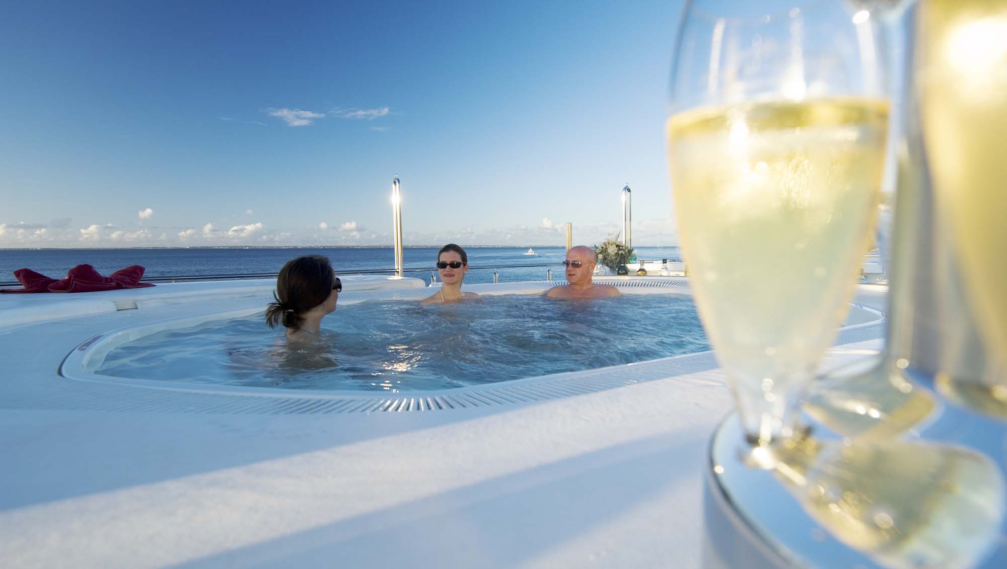 Motor yacht RM ELEGANT - Spa Pool.JPG