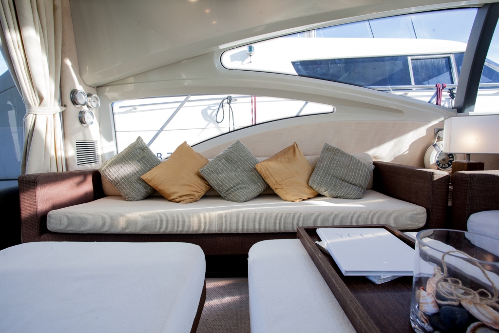 Motor yacht SAPORE DI SALE - Salon Seating.jpg