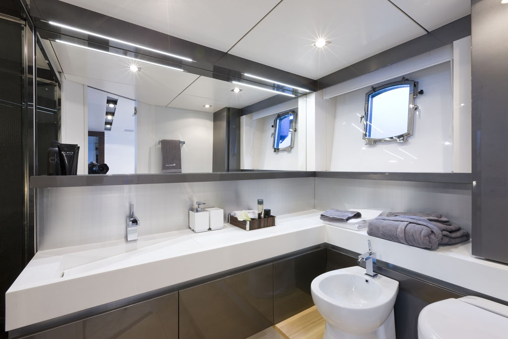 Motor yacht SCUDERIA -  Ensuite.jpg