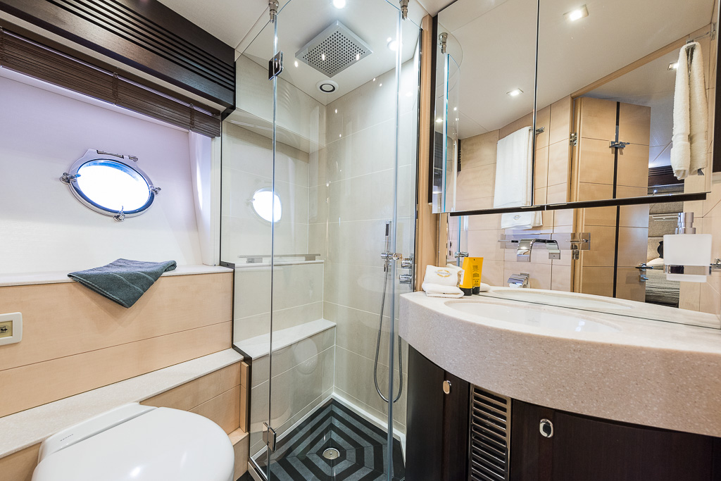 Motor yacht SEAWATER - Ensuite.jpg