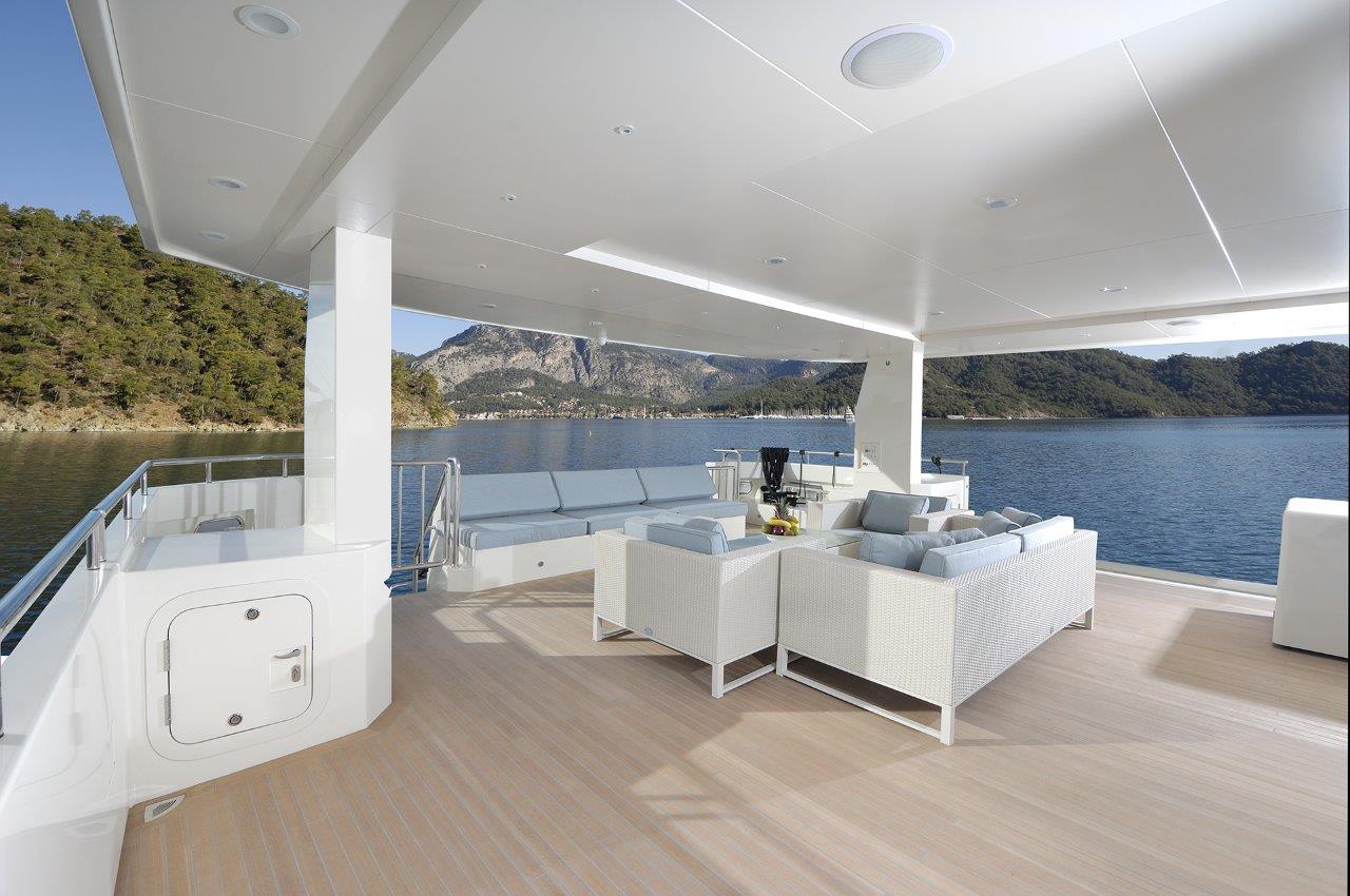 Motor yacht SERENITAS - Aft deck 2.jpg
