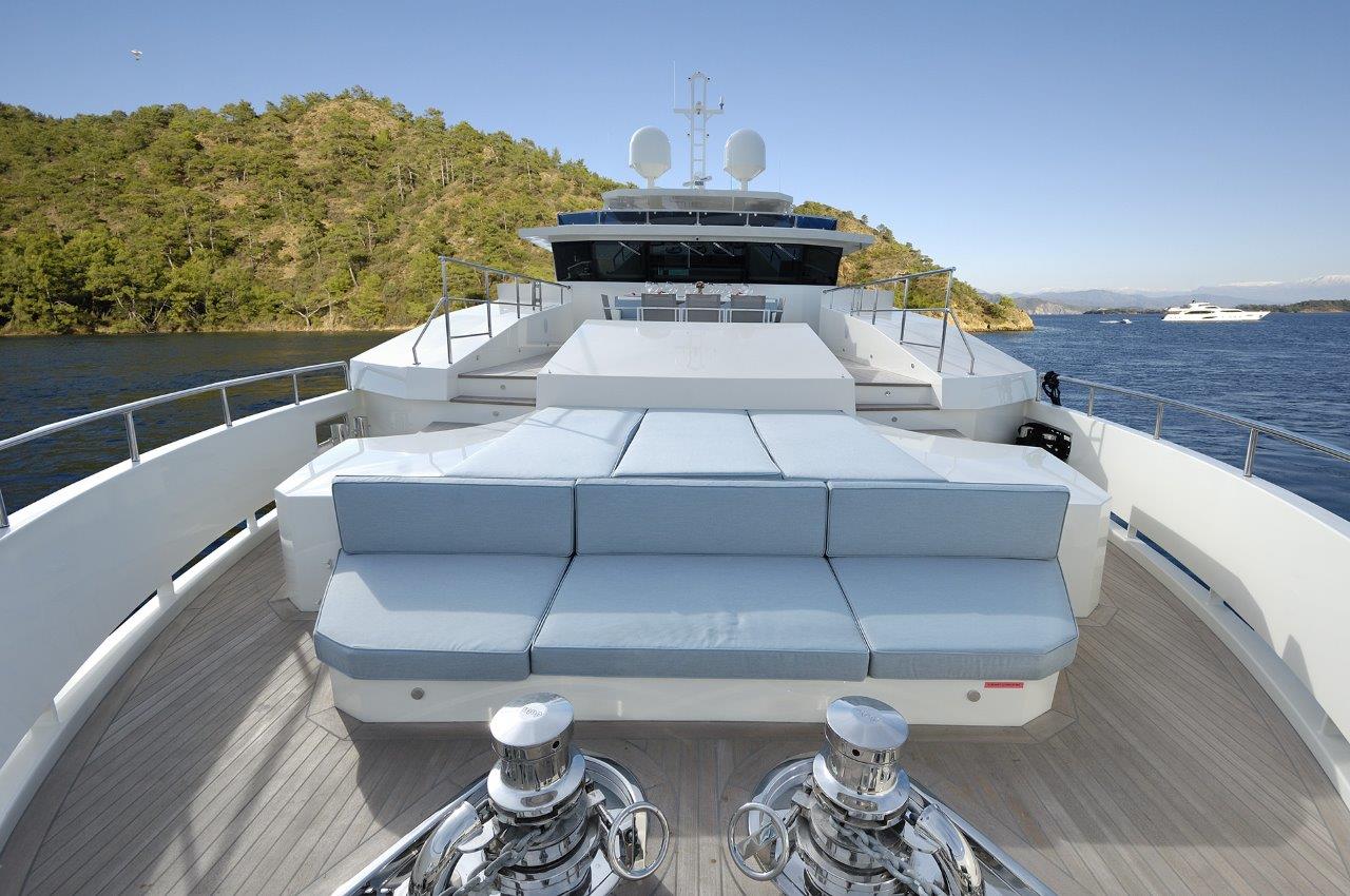 Motor yacht SERENITAS - Bow Seating.jpg