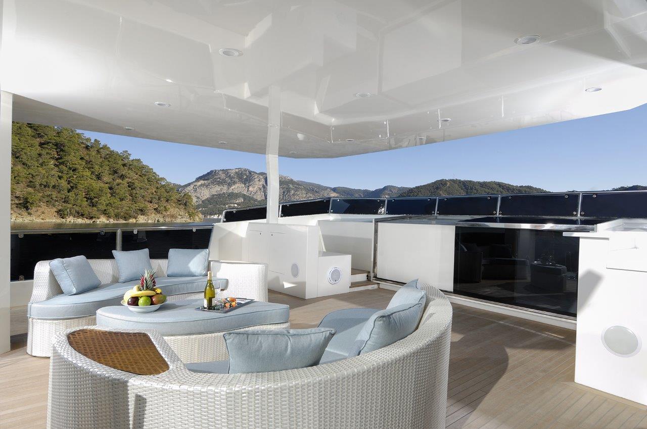 Motor yacht SERENITAS - Flybridge seating.jpg