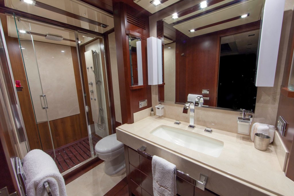Motor yacht SORRIDENTE - En-suite.jpg