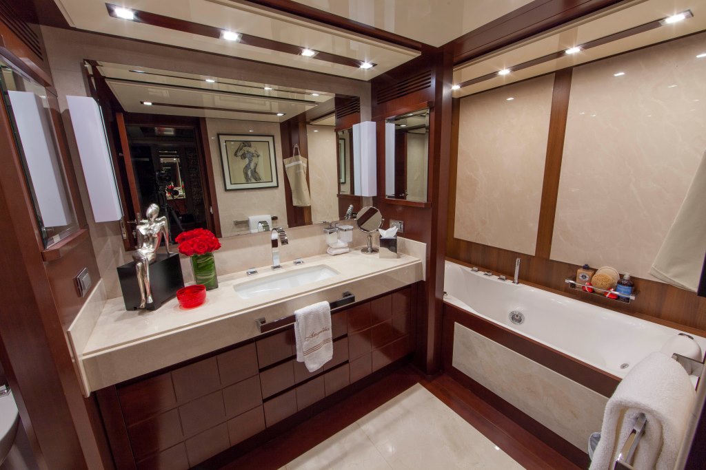 Motor yacht SORRIDENTE - Master her en-suite.jpg