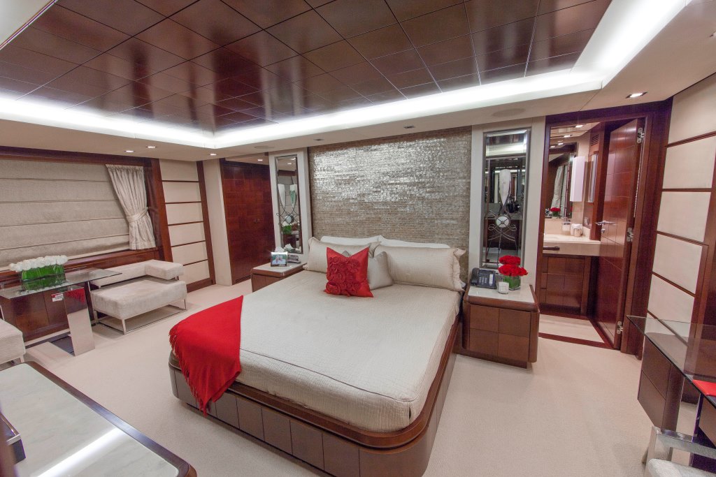 Motor yacht SORRIDENTE - Master stateroom.jpg