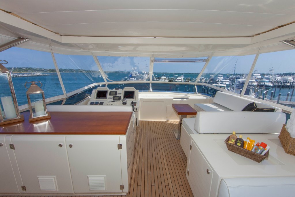 Motor yacht SORRIDENTE - Sundeck bar.jpg