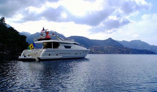 Motor yacht SPLENDIDO -  At Anchor.jpg