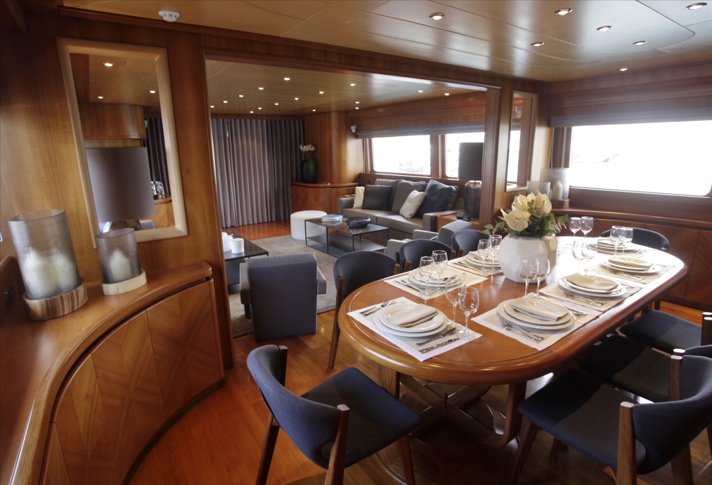 Motor yacht SUMMER DREAMS - Dining view.jpg