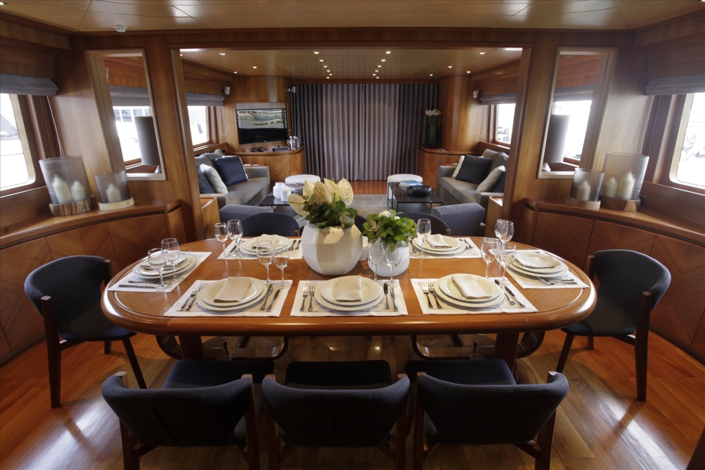 Motor yacht SUMMER DREAMS - Dining.jpg