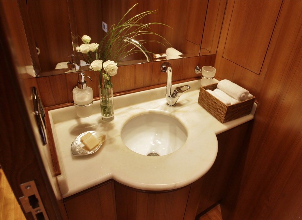 Motor yacht SUMMER DREAMS - Ensuite sink.jpg