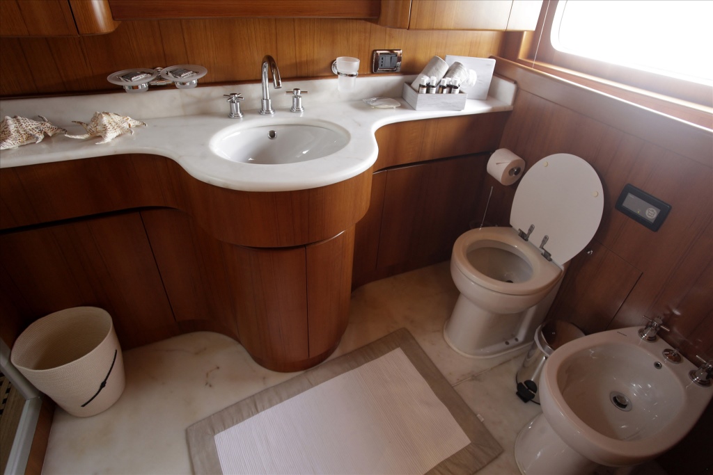 Motor yacht SUMMER DREAMS - Ensuite.jpg