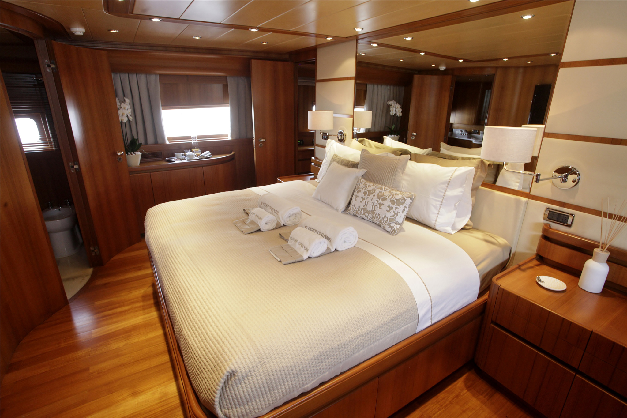 Motor yacht SUMMER DREAMS - Master another view.jpg