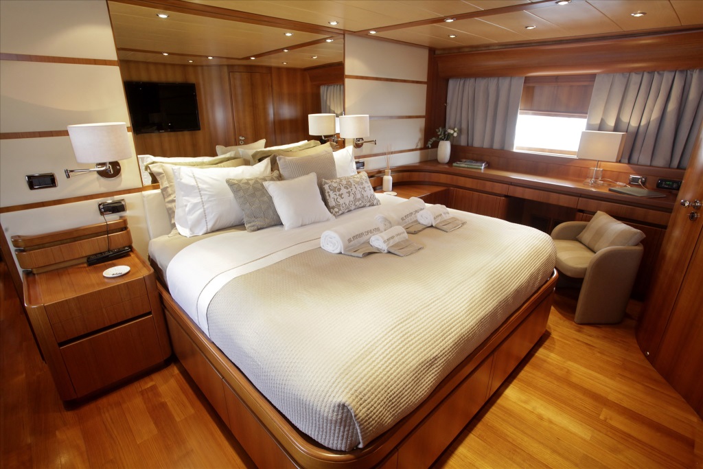 Motor yacht SUMMER DREAMS - Master cabin.jpg