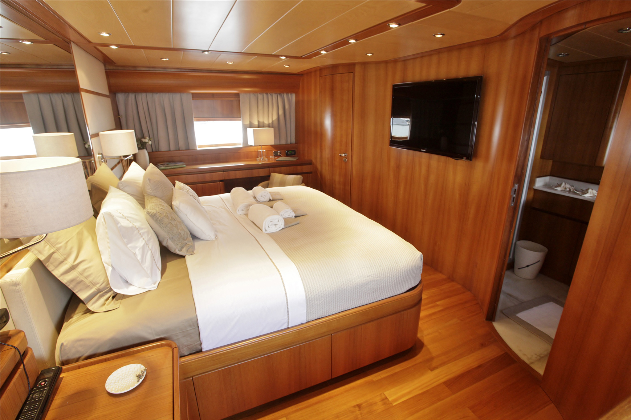 Motor yacht SUMMER DREAMS - Master entertainment.jpg