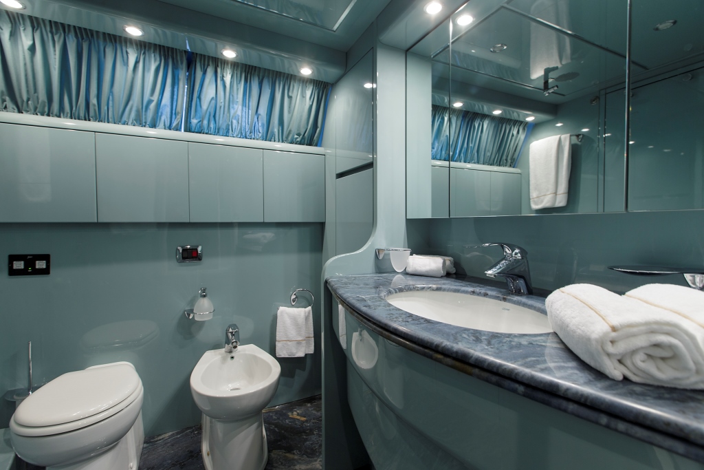 Motor yacht Sea Jaguar -  Ensuite.jpg