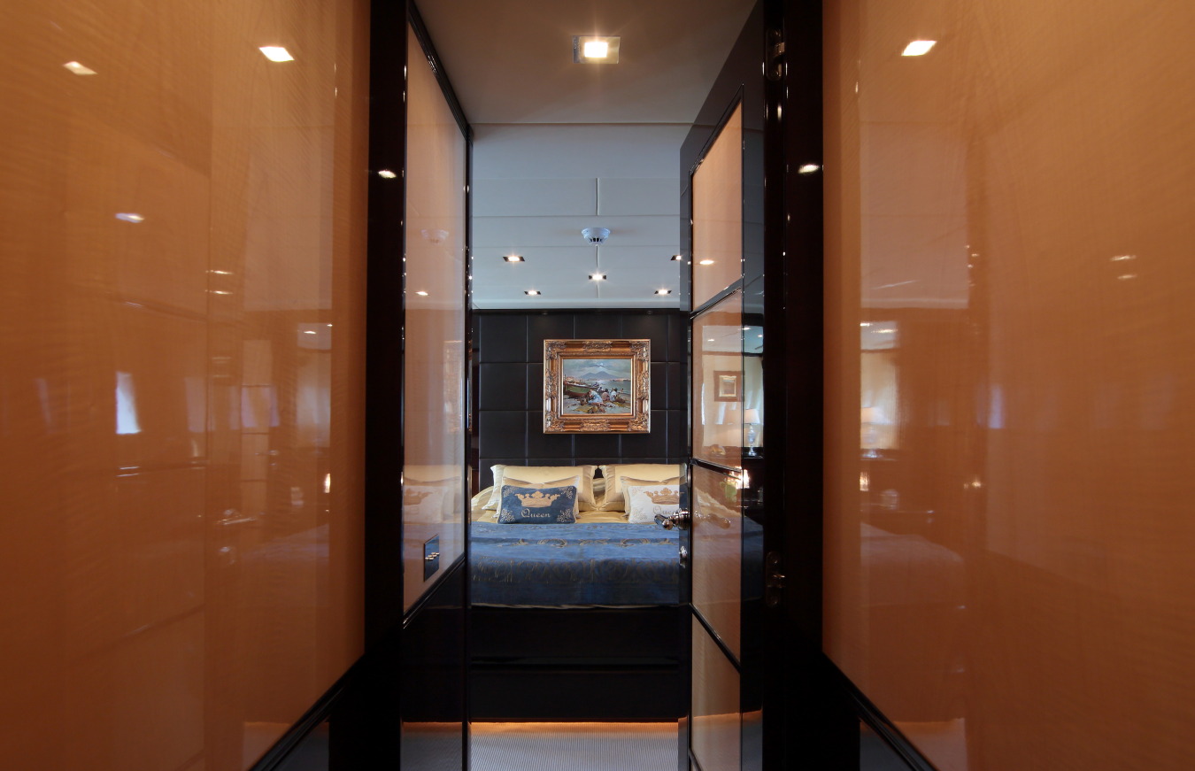 Motor yacht VERA - Hallway.jpg