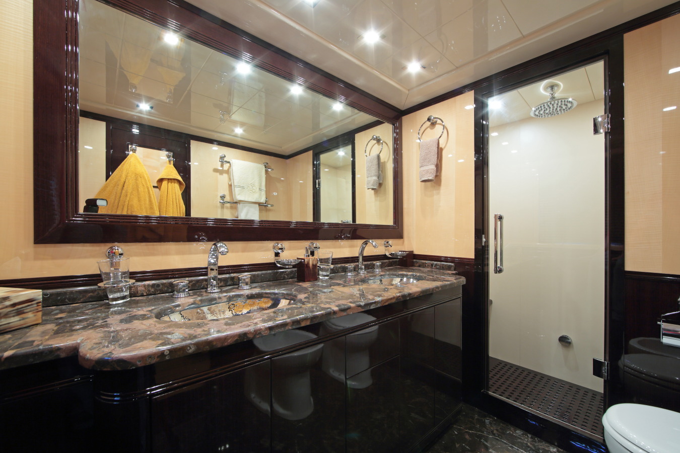 Motor yacht VERA - Master Ensuite.jpg