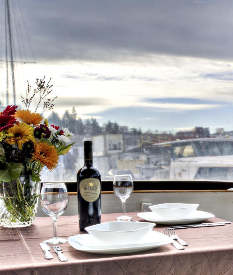 Motor yacht VIAGGIO -  Dining on the Aft Deck.jpg