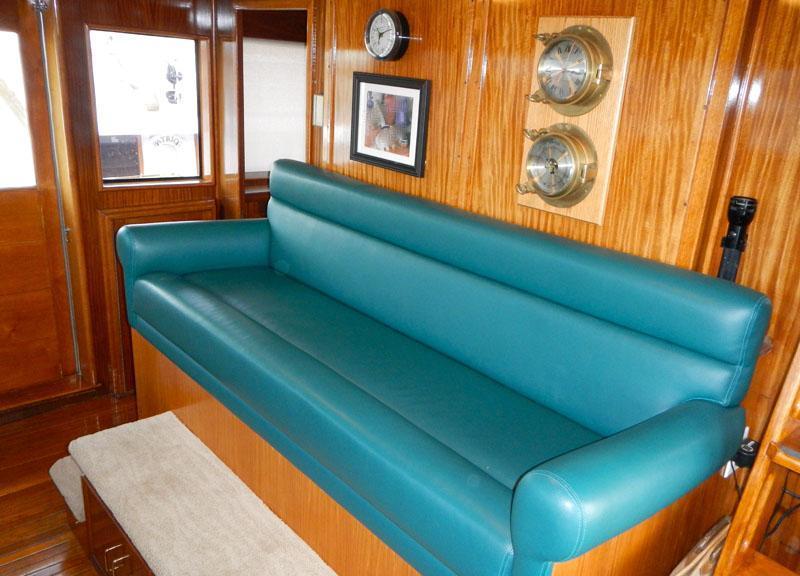 Motor yacht VIAGGIO -  Pilothouse Seating.jpg