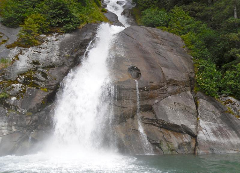 Motor yacht VIAGGIO -  Waterfall.jpg