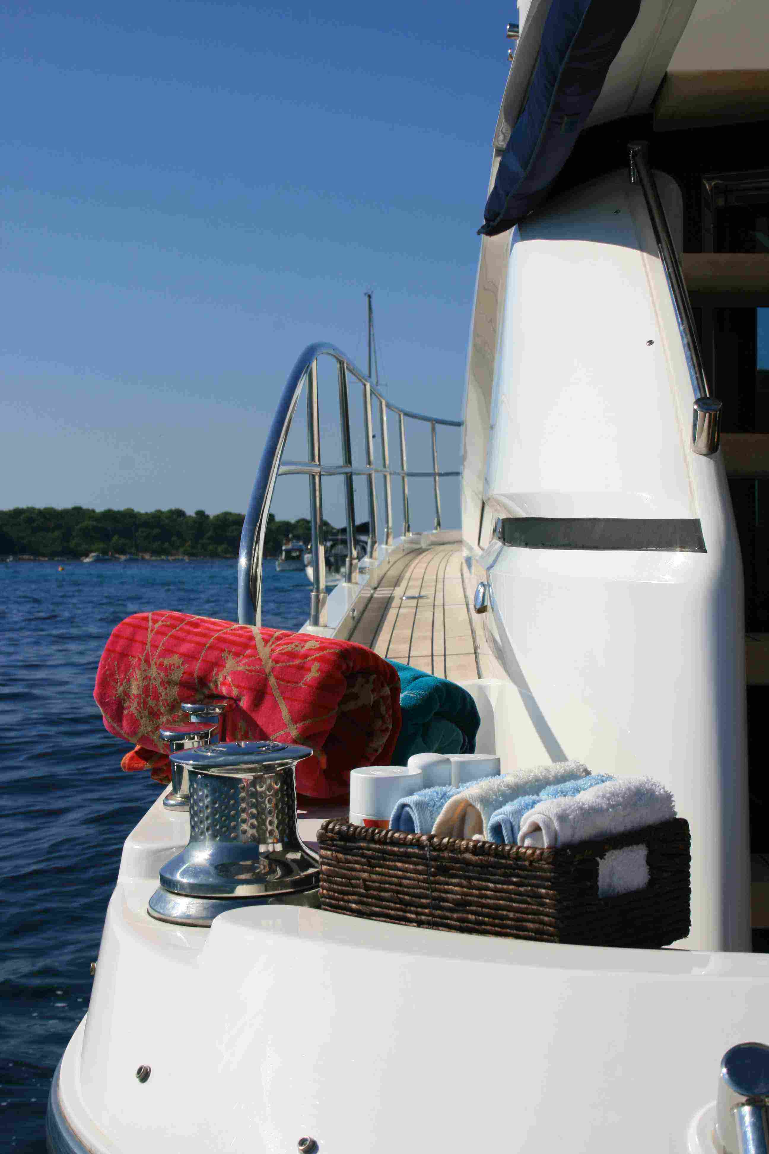 Motor yacht WAVE -  Side Deck.jpg