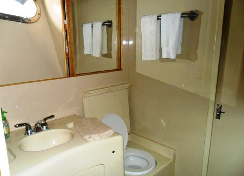 Motor yacht ZIA -  Ensuite.jpg