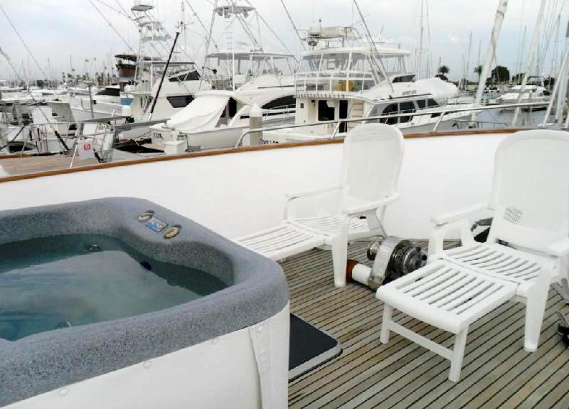 Motor yacht ZIA -  Flybridge Jacuzi.jpg