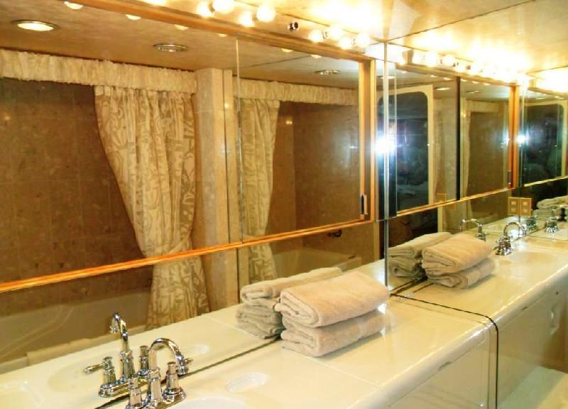Motor yacht ZIA -  Master Ensuite.jpg