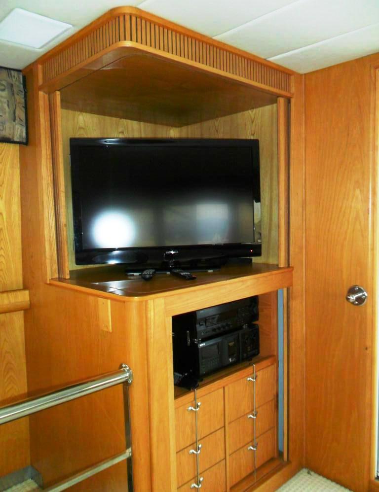 Motor yacht ZIA -  Salon TV.jpg
