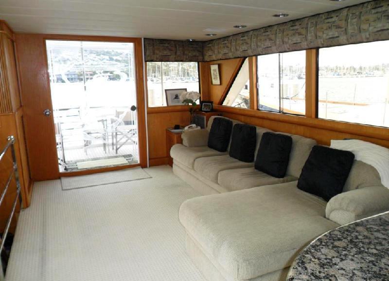 Motor yacht ZIA -  Salon looking Aft.jpg