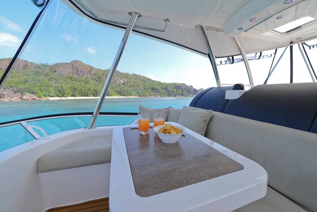Motor yacht uSHAKA -  Flybridge.jpg