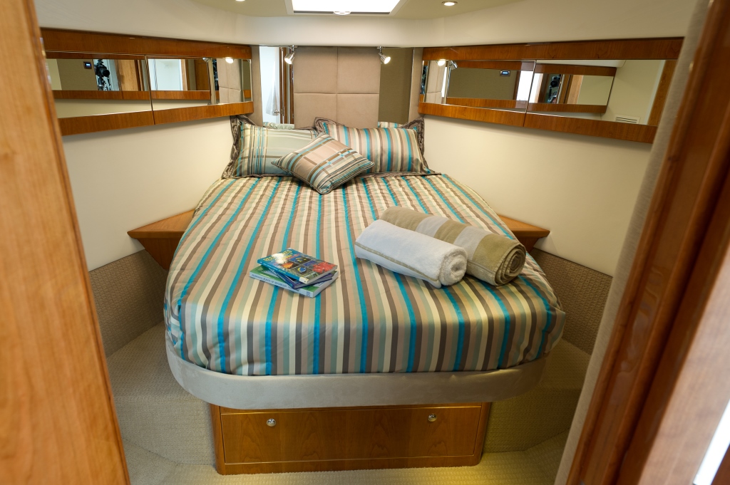 Motor yacht uSHAKA -  Guest Cabin.jpg