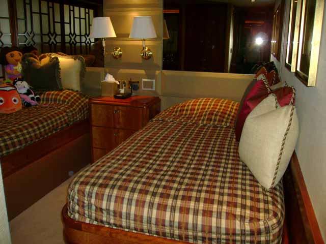 NEW MOON II - Twin Cabin.jpg