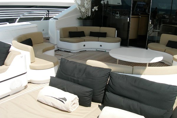 NOBODY - Cockpit Saloon.jpg