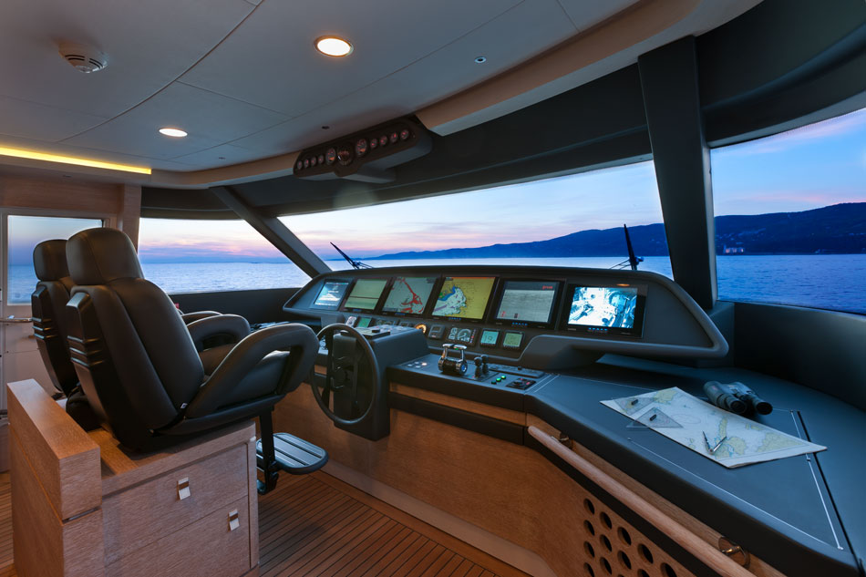 Navetta 33 by Custom Line - Ferretti Group - ZIACANAIA superyacht - Pilot House.jpg
