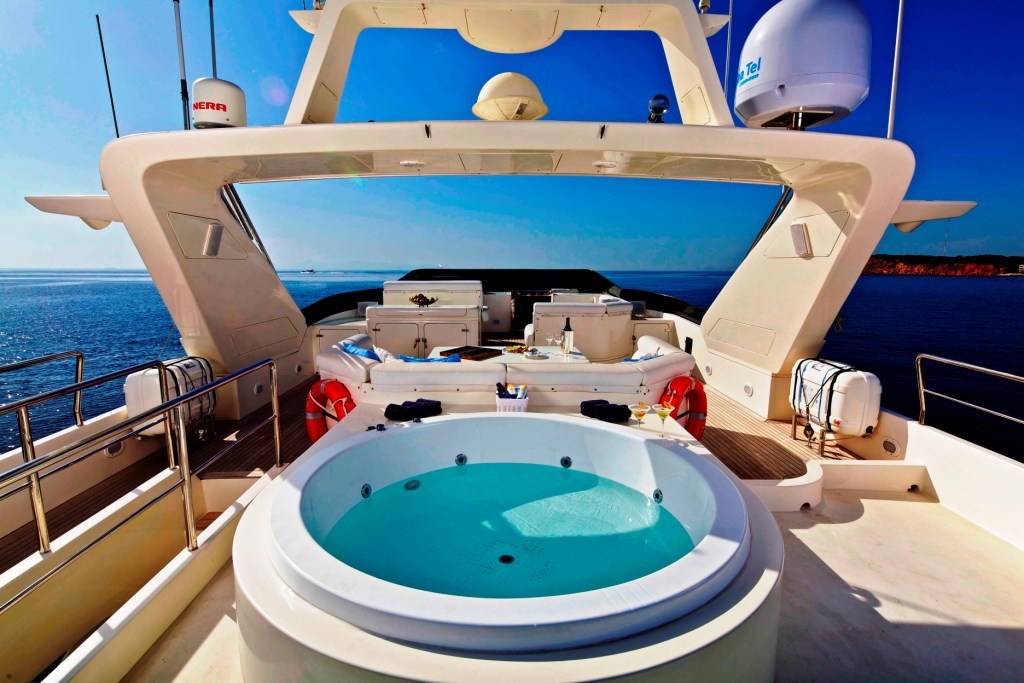 Noni -  Spa Pool.jpg